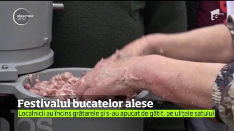 Festin culinar în satul Porumbeni. Oamenii, care au venit să guste din bucatele tradiţionale, au avut parte şi de multă voie bună