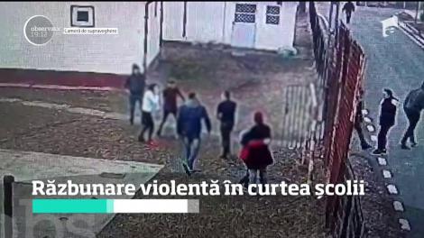 Un elev de 14 ani a fost bătut crunt  în curtea şcolii de fratele mai mare al unei colege