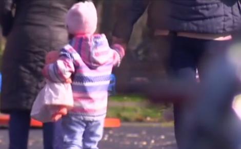 Guvernul dă înapoi mamelor banii pe concedii