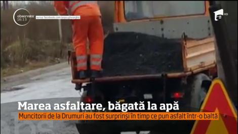 Imagini ilare la Calafat! Un drumar de tip "Dorel" toarnă asfalt direct în bălţile cu apă de pe un drum naţional!
