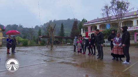 Liviu şi Andrei, în rolul de profesori! Îi învaţă limba română pe copiii vietnamezi!