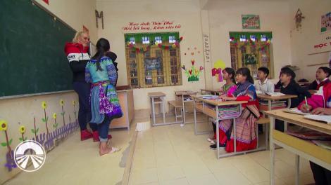 Vika Blochina şi Daniela Crudu au ajuns profesoare în Vietnam! Elevii s-au distrat pe cinste! „E naşpa rău limba asta”