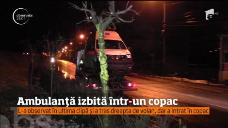 O ambulanță din Bistrița s-a izbit de un copac, pe o șosea din Dej