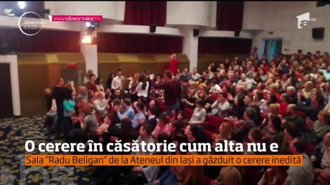 Un tânăr şi-a cerut iubita de soţie pe scena Ateneului din Iaşi