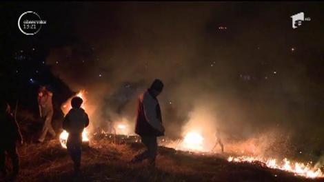 Ardelenii nu-şi uită obieciurile! Tinerii au aprins flăcări uriașe și le-au strigat pe fetele nemăritate