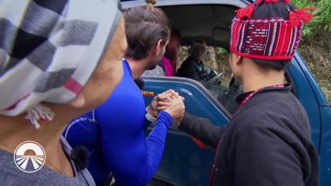 Concurenţii de la Asia Express au primit un nou task! Să măsoare părul femeilor din tribul Black Tai! Liviu Vârciu: "Noi o căutam pe Maria Dragomiroiu"
