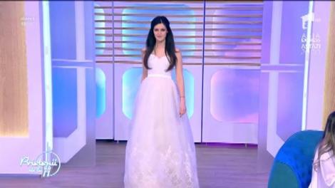 Record! Rochia cu cele mai multe cristale din lume, în platoul "Prietenilor de la 11". Arată fenomenal!