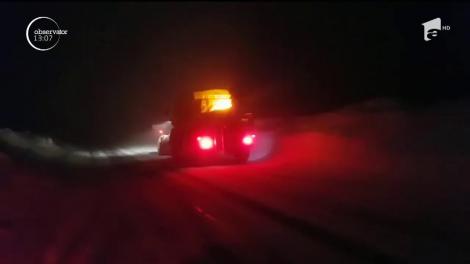 Din cauza zăpezii, pe mai multe drumuri din județul Gorj se intervine cu utilaje