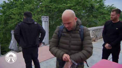 Urcatul treptelor de la monument le-a dat bătăi de cap concurenţilor! Liviu Vârciu: "Mi-a venit înapoi burgerul pe care l-am mâncat în urmă cu două săptămâni!"