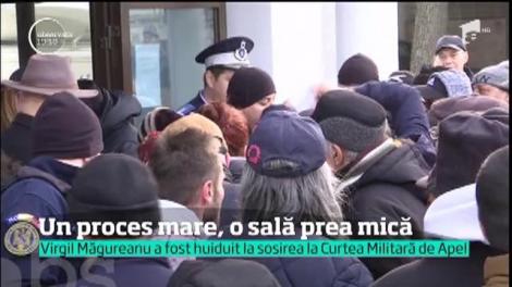 Sutele de oameni citaţi ca victime sau rude ale celor bătuţi la "Mineriada" au stat la coada la uşa instanţei
