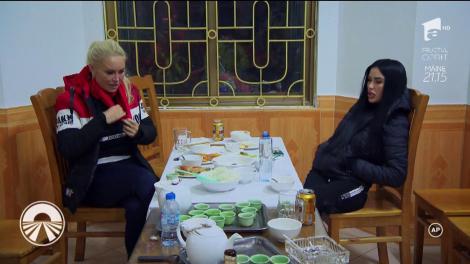 Vika şi Daniela Crudu au avut parte de şerpi, urşi şi albine la borcan în hotelul în care s-au cazat!