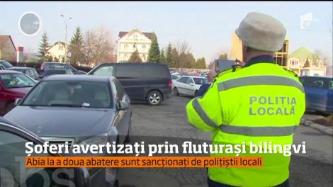 În Târgu Mureş, poliția pune fluturași bilingvi pe mașinile parcate ilegal