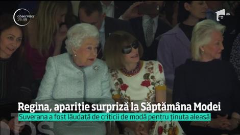Apariţie surpriză la Săptămâna Modei din Londra. Regina Elisabeta a urmărit cu interes spectacolul oferit de un tânăr designer britanic