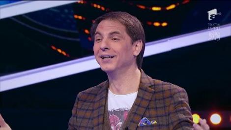 Sexy asistenta medicală a făcut furori la „Guess My Age”! Cu o privire seducătoare pe sub ochelari, bruneta i-a păcălit pe toți! Câți ani îi dai?