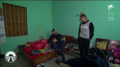 Nevoiți să doarmă pe scânduri, Lora și iubitul ei fac haz de necaz: ”Să nu mă obișnuiesc așa... și când ajung acasă să arunc saltelele. Scoate ușa, dorm pe ea, dar sper să nu ne învelim cu tavanul!”