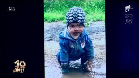 Smiley News! Un copil filmat de părinți în timp ce se joacă în noroi