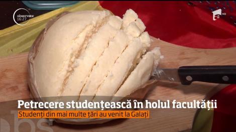 Petrecere studenţească cu mâncăruri tradiţionale pe holurile Universităţii din Galaţi