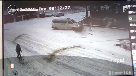 Imagini tragice! Un bărbat moare, zdrobit de duba mascaţilor. Momentul a fost surprins de camerele de supraveghere (VIDEO)