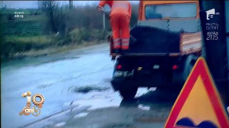 România, 2018. Dorel dă în gropi, dar degeaba. Cum se astupă "craterele" de pe șoselele românești: "E o groapă mare, dar omul este inimos"