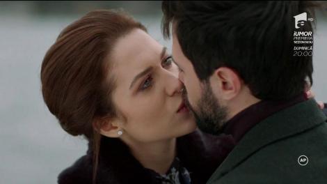 "Fructul oprit", episodul 6 online. Momentul mult așteptat de toți fanii a venit: Sonia îl sărută pasional pe Alex, în văzul tuturor. Cei doi sunt surprinși de copiii lui Tudor Caragea