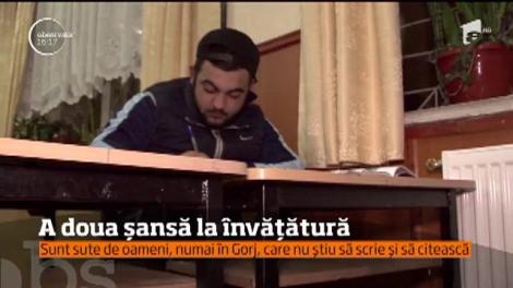 Sute de oameni fără studii din Gorj au intrat în programul "A doua şansă". Unii dintre ei, la peste 35 de ani, abia acum învaţă să scrie şi să citească