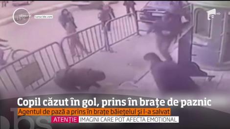 Numai mamă să nu fii și să vezi așa ceva! Un copil cade în gol, de la balcon, ziua în amiaza mare (VIDEO)