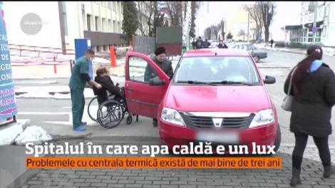 La Spitalul Municipal din Roman pacienţii au de ales între apă caldă şi cădură. Situația nu pare să fie una de interes pentru autorităţi