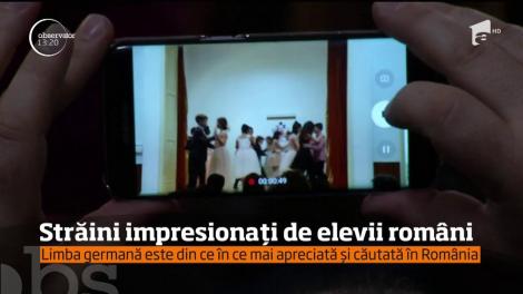 Schimb de experiență între elevii români, de la o școală din București, și dascălii din opt țări