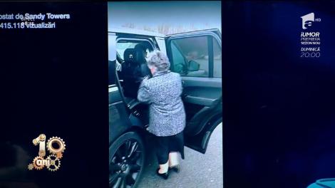 Smiley News! O bunicuță încearcă să se urce în mașină