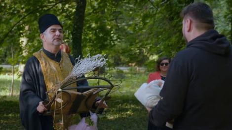 Glumele devin realitate! Micutzu este nașul de botez al unui copilaș