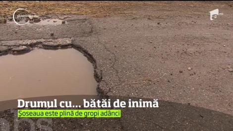 O groapă în formă de inimă le dă bătăi de cap şoferilor din Gorj
