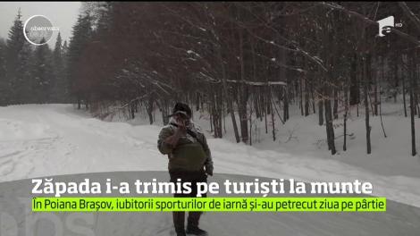 Zăpada i-a trimis pe turiști la munte