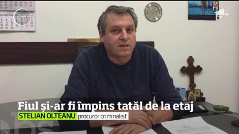 Tânărul care "şi-a ajutat" tatăl să cadă de la balconul aflat la etajul 3 a fost prins de poliţişti şi reţinut pentru 24 de ore
