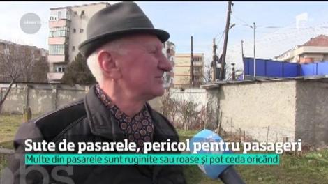 Sute de pasarele mâncate de rugină, pericol pentru pasageri