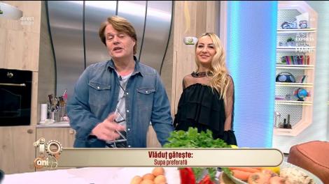 Reţeta zilei! Chiar dacă e dimineață, Vlăduț gătește "supa preferată", și nu un mic dejun. Dar oare vom rezista în fața acestui deliciu?