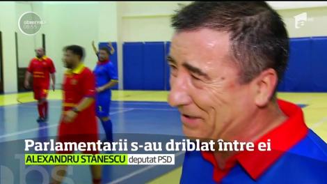 Din Parlament, senatorii şi deputaţii au mutat meciul pe un teren adevărat de fotbal