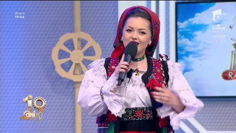 Alexandra Zeller c&acirc;ntă melodia "M-o pus m&acirc;ndră de-am jurat"