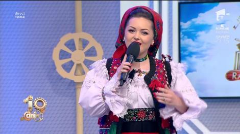 Alexandra Zeller cântă melodia "M-o pus mândră de-am jurat"