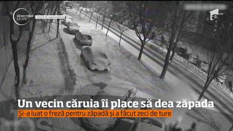 Un vecin căruia îi place să dea zăpada