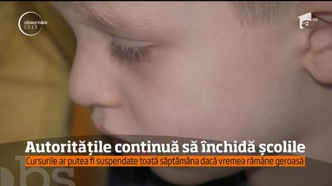 Gerul şi viscolul închid din ce în ce mai multe şcoli şi grădiniţe din ţară! LISTA JUDEȚELOR în care elevii stau acasă! Când vor fi recuperate cursurile