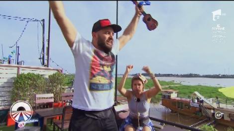 Lora a lăsat deoparte ruşinea şi a trecut la... băut! Concurenții de la Asia Express s-au luat la întrecere: ”: "Mai repede, boss, ca pe apă, hai!"