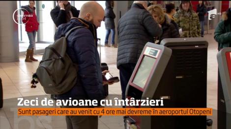 Zeci de avioane au întârzieri din cauza viscolului