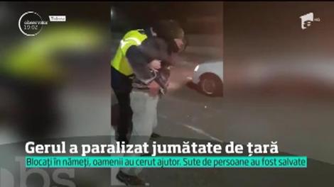 Gerul polar a izolat sub nămeţi sudul României! Sute de oameni au rămas captivi în satele blocate sau în maşini înzăpezite