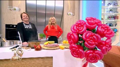 1 Martie fericit! Dani Oțil și Răzvan Simion sărbătoresc primăvara cu globuri de Crăciun! Doamnelor și domnișoarelor, mai aveți instalațiile de pom prin casă?