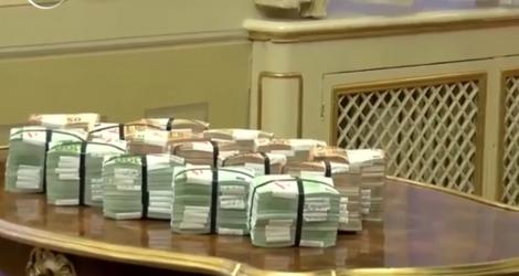 Imagini sfidătoare pentru orice om de rând! Un politician a apărut la TV cu un milion de euro, bani cash