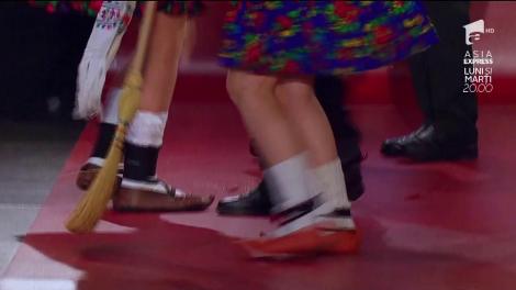 Sexy-mândruțele, dans la .... mătură! Jucăușe, frumoase foc și roșioare-n obrăjori, fetele s-au dezlănțuit. La final, mătura a zburat în public