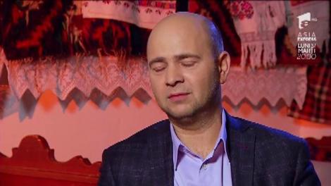 "Vrei să ne punem la trântă?". Cosmin Seleși, fugărit și gâdilat de o mândruță, în văzul tuturor: "Stai cuminte, că-i  tac-to și mă-ta aici!"