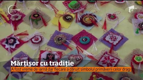 În Bucovina, de 1 Martie, doamnele pun mărţişoare bărbaţilor în piept