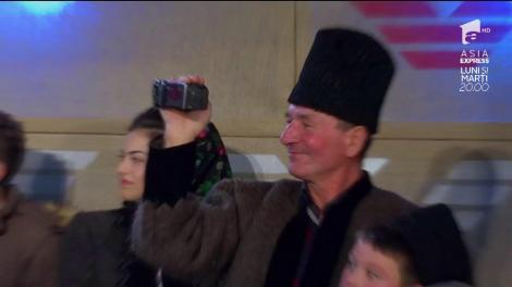 ”În pași de cotcodac”, așa au defilat mândruțele, în fața juriului. Cu găina în brațe, ba pe post de geantă, ba... de sperietoare: "Nu știau ce să facă"