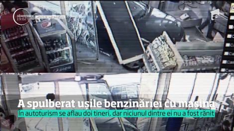 Un şofer a intrat cu maşina într-o benzinărie din Bucureşti. A spulberat uşile de sticlă şi a fost la un pas să ucidă o angajată